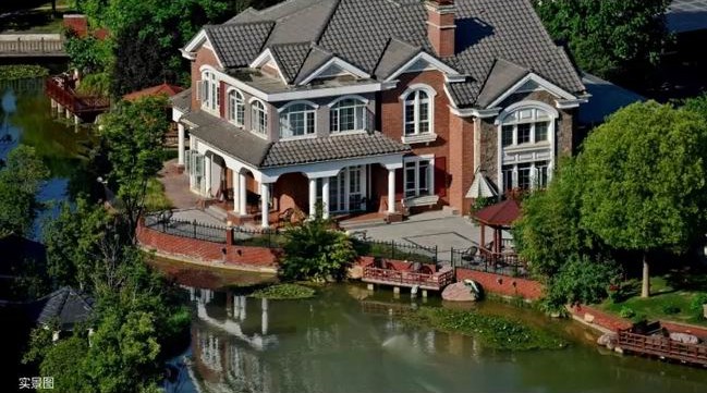 一湖潋天地，，，，，，，，一墅悦人生